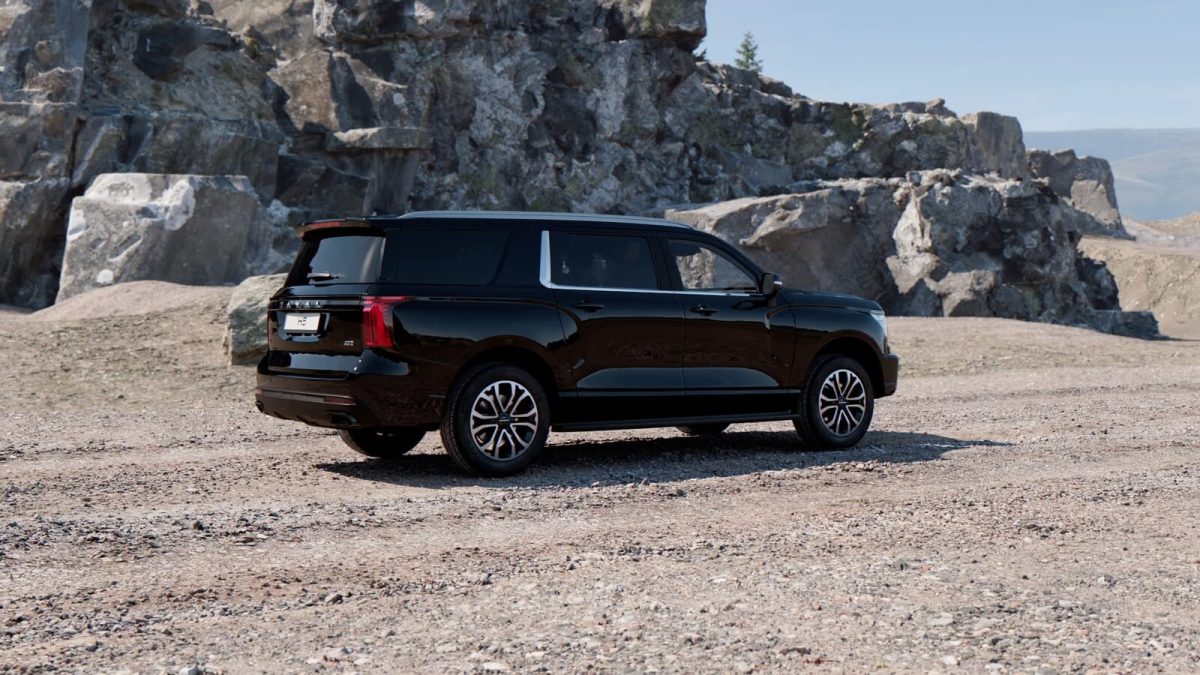 Haval H5 в профиль у скального массива
