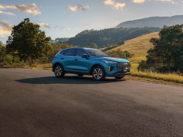 Синий Haval Jolion на холмистой дороге