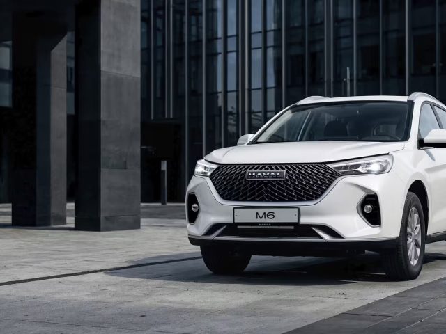 Haval M6 у здания, вид спереди