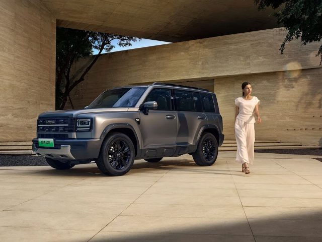 Haval Raptor 2026 — вид спереди в три четверти у современного здания