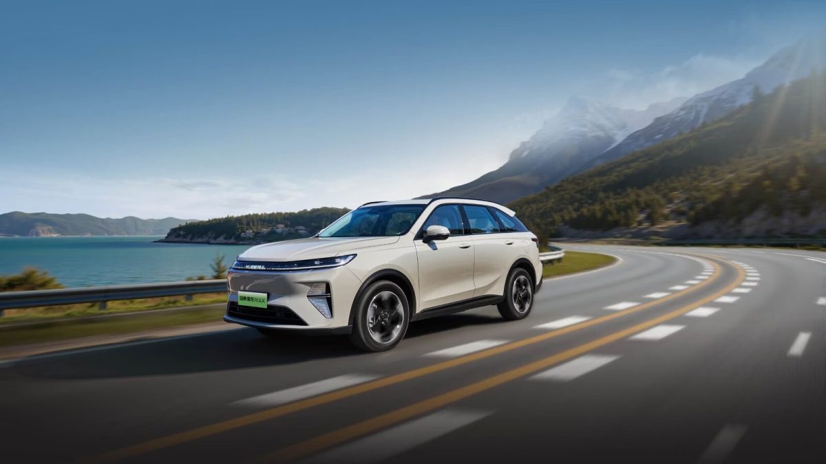 Haval Xiaolong Max второго поколения — вид спереди в три четверти на горной дороге