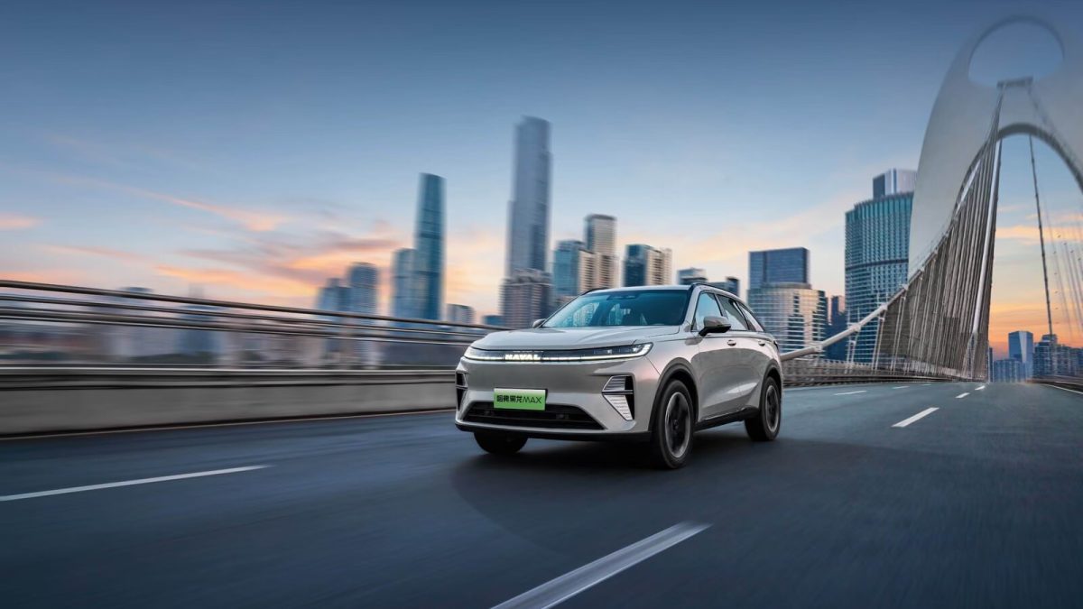 Haval Xiaolong Max второго поколения — движение по городской магистрали