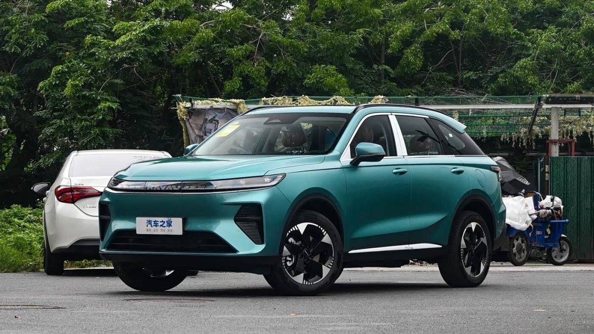 Haval Xiaolong Max второго поколения — вид спереди в три четверти в зелёном цвете