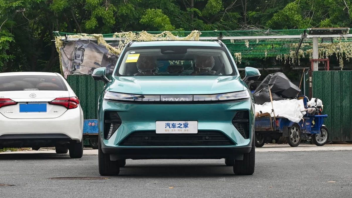 Haval Xiaolong Max второго поколения — вид спереди в зелёном цвете