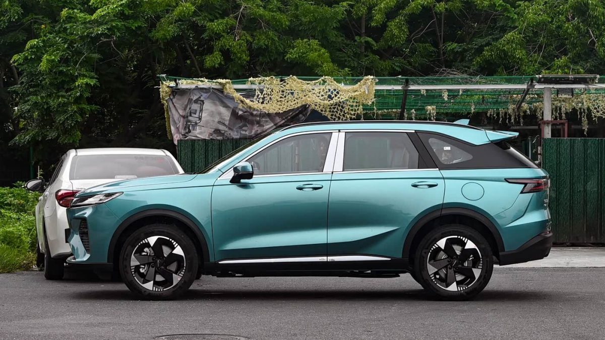 Haval Xiaolong Max второго поколения — профиль в зелёном цвете