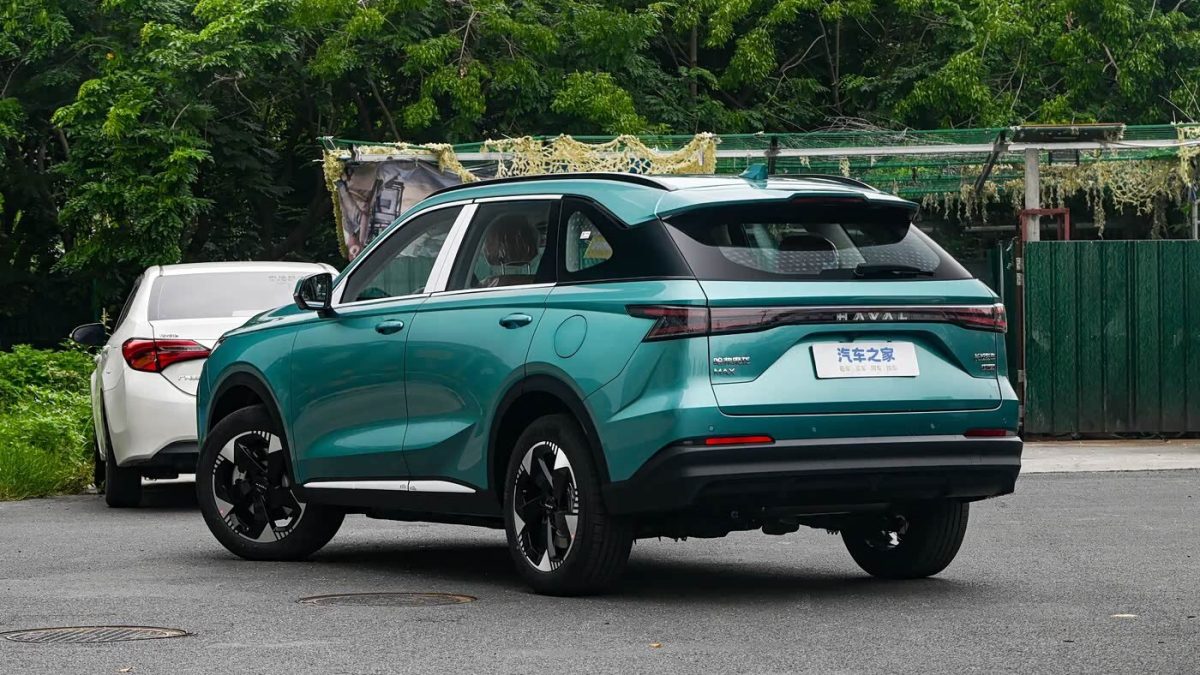 Haval Xiaolong Max второго поколения — вид сзади в три четверти в зелёном цвете