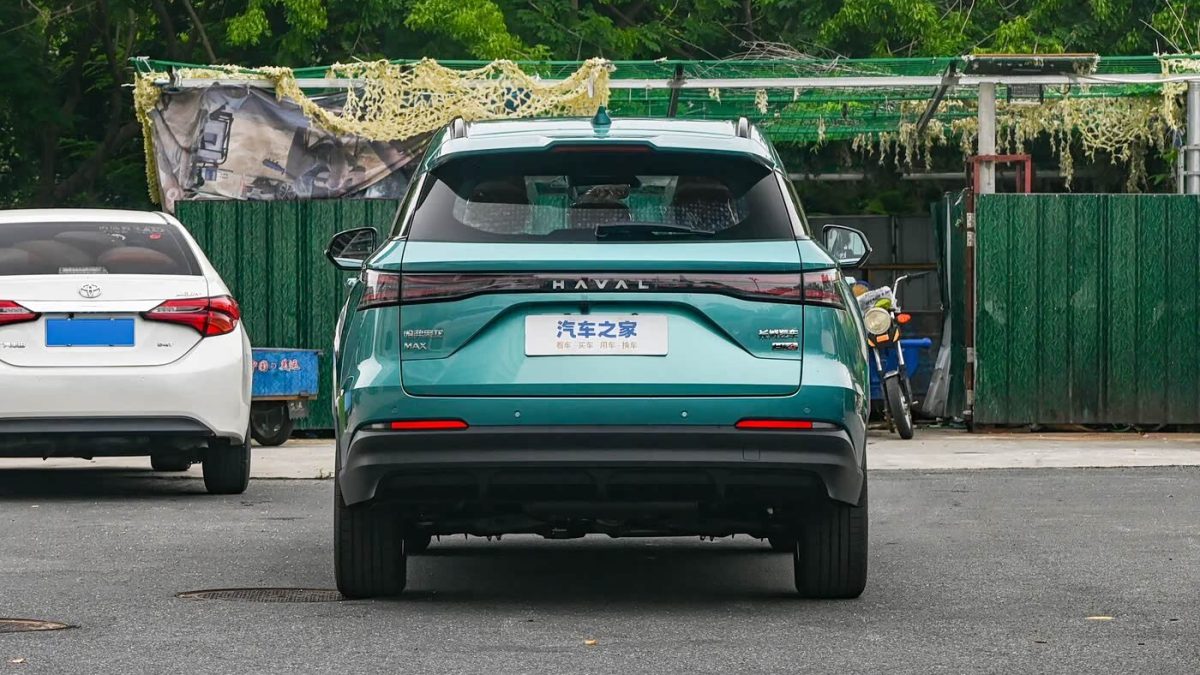 Haval Xiaolong Max второго поколения — вид сзади в зелёном цвете