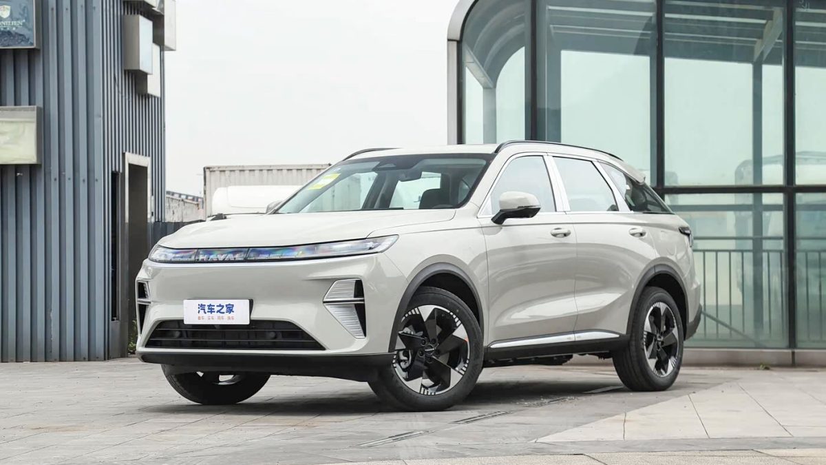 Haval Xiaolong Max второго поколения — вид спереди в три четверти в белом цвете