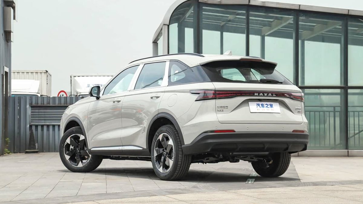 Haval Xiaolong Max второго поколения — вид сзади в три четверти в белом цвете
