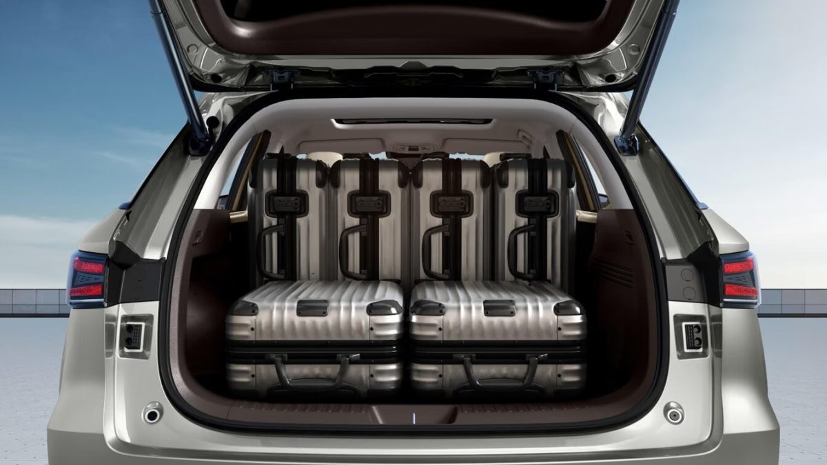 Haval Xiaolong Max второго поколения — багажник с дорожным багажом