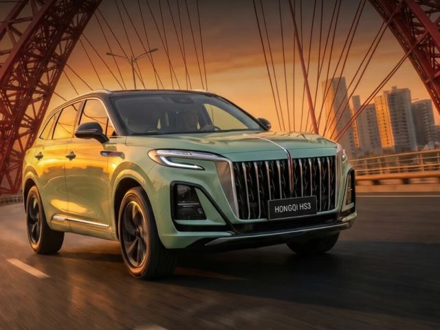 Hongqi HS3 на мосту на закате