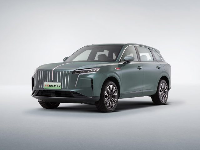 Hongqi HS6 PHEV — фирменный студийный вид спереди в три четверти