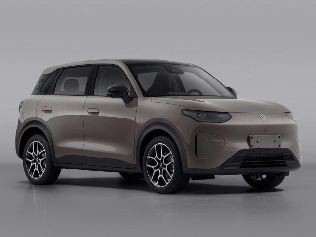 Leapmotor A10 — серый кузов спереди в три четверти