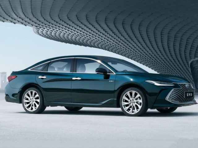 Зелёный Toyota Avalon актуального китайского рестайлинга