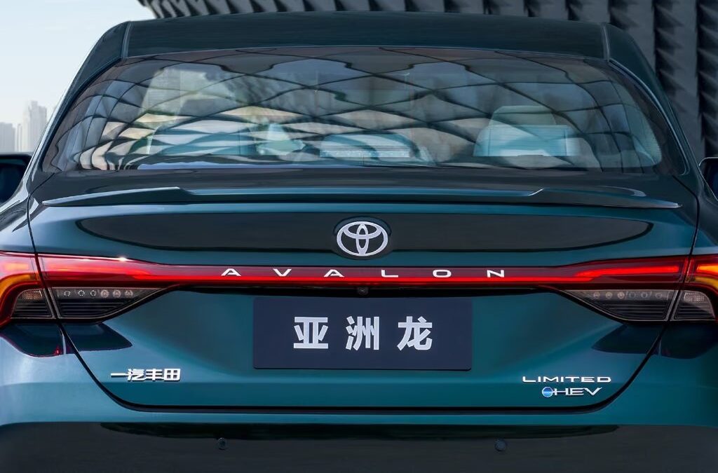 Задняя часть Toyota Avalon с фирменной табличкой