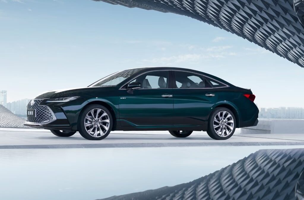 Toyota Avalon в профиль на светлом фоне