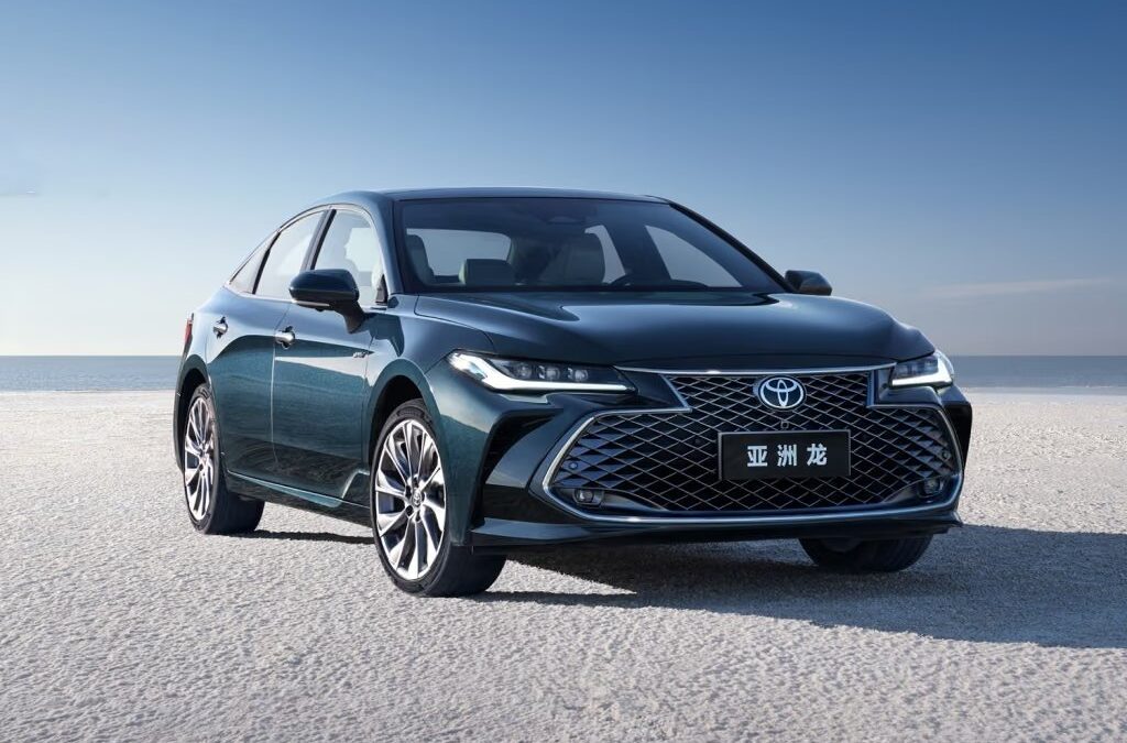 Toyota Avalon спереди с ромбовидной решёткой