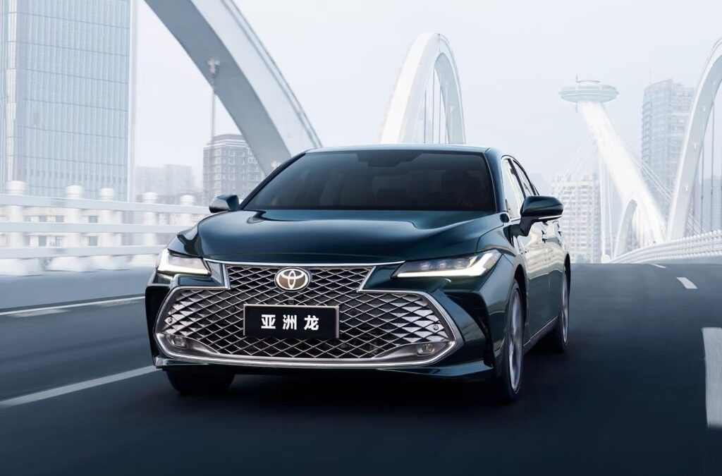 Toyota Avalon на городской дороге