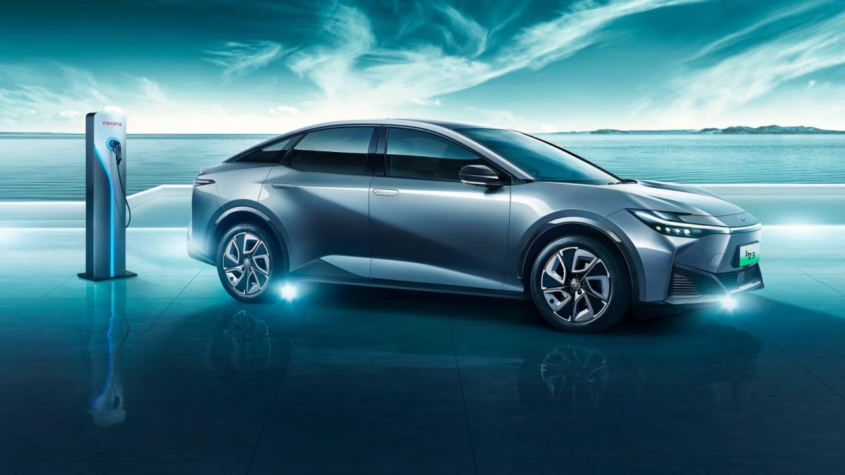 Toyota bZ3 у зарядной станции