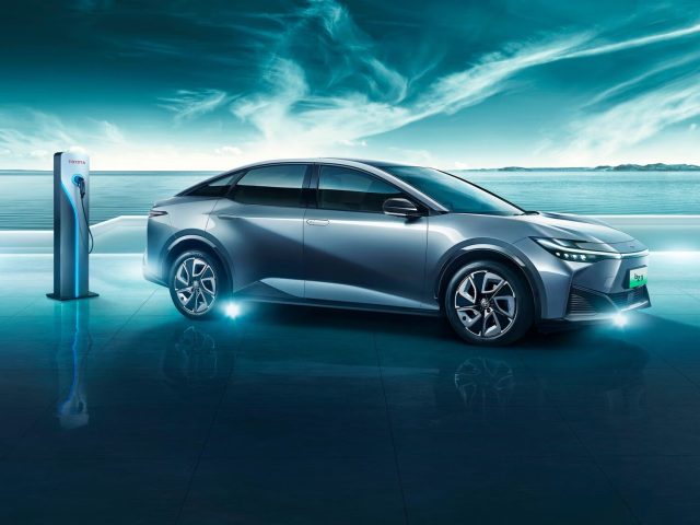 Toyota bZ3 у зарядной станции