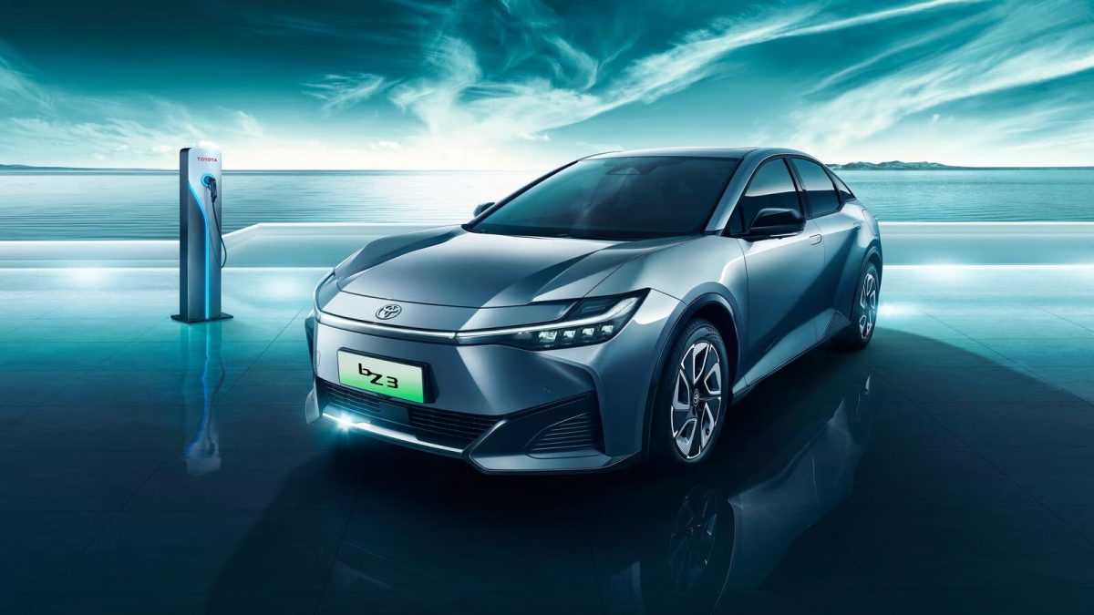 Toyota bZ3 спереди в официальной студии