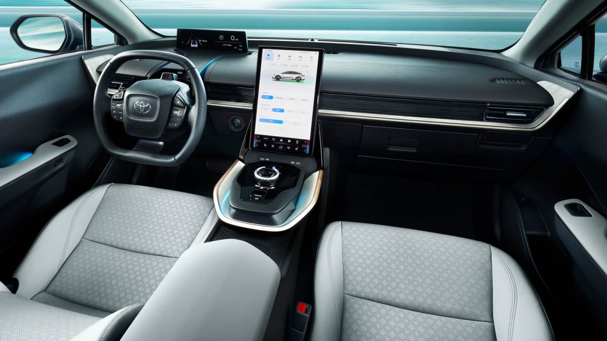 Салон Toyota bZ3 с вертикальным экраном