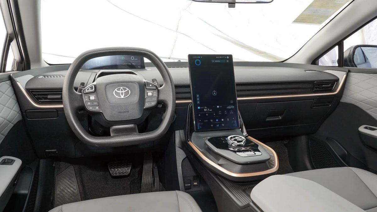 Передняя панель Toyota bZ3