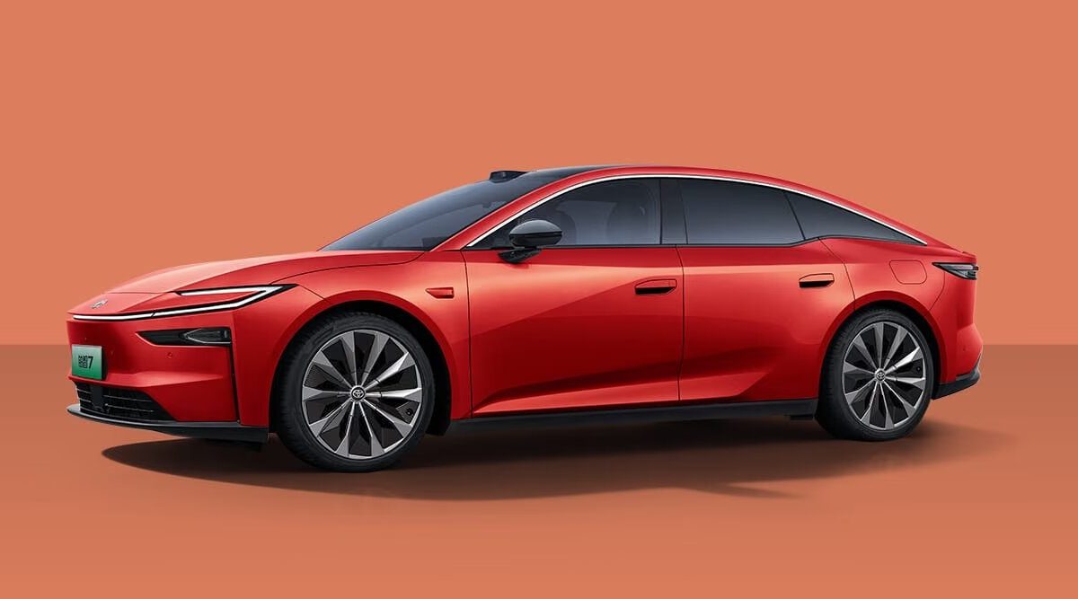 Красная Toyota bZ7 в профиль
