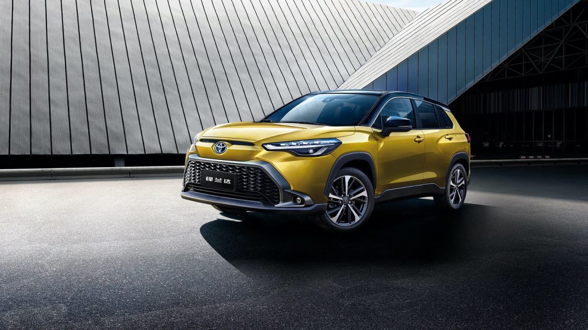 Toyota Frontlander — жёлтый кузов спереди в три четверти