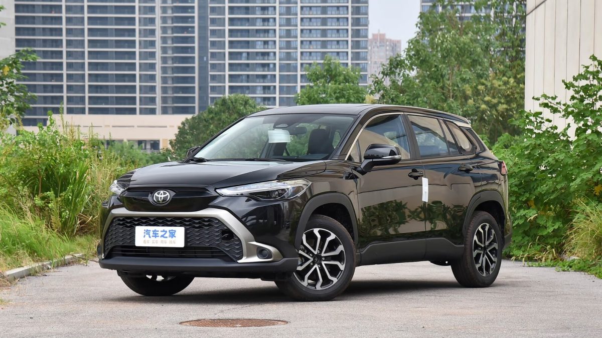 Toyota Frontlander — чёрный кузов спереди в три четверти