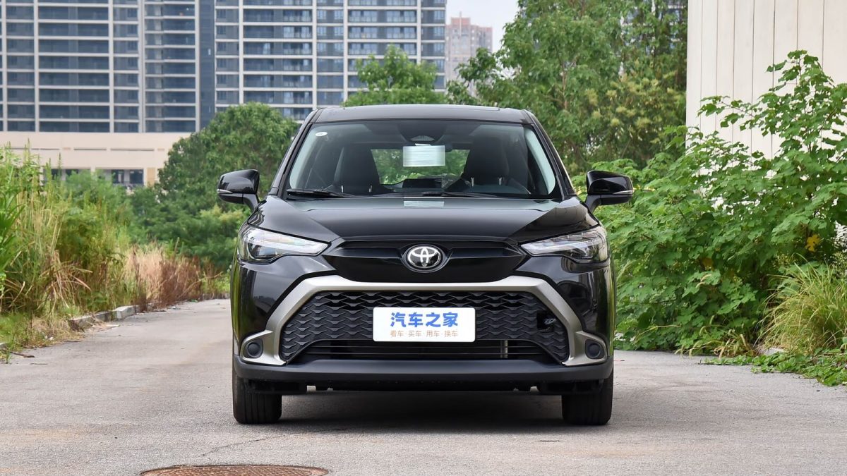 Toyota Frontlander — вид строго спереди