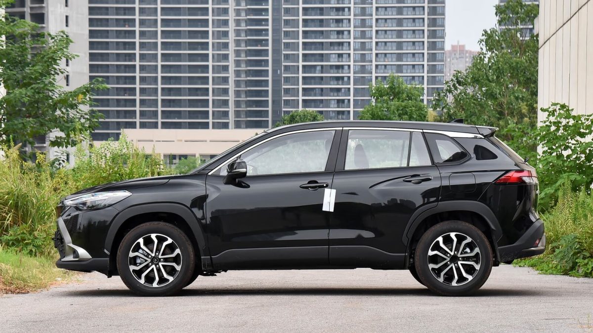 Toyota Frontlander — чёрный кузов в профиль
