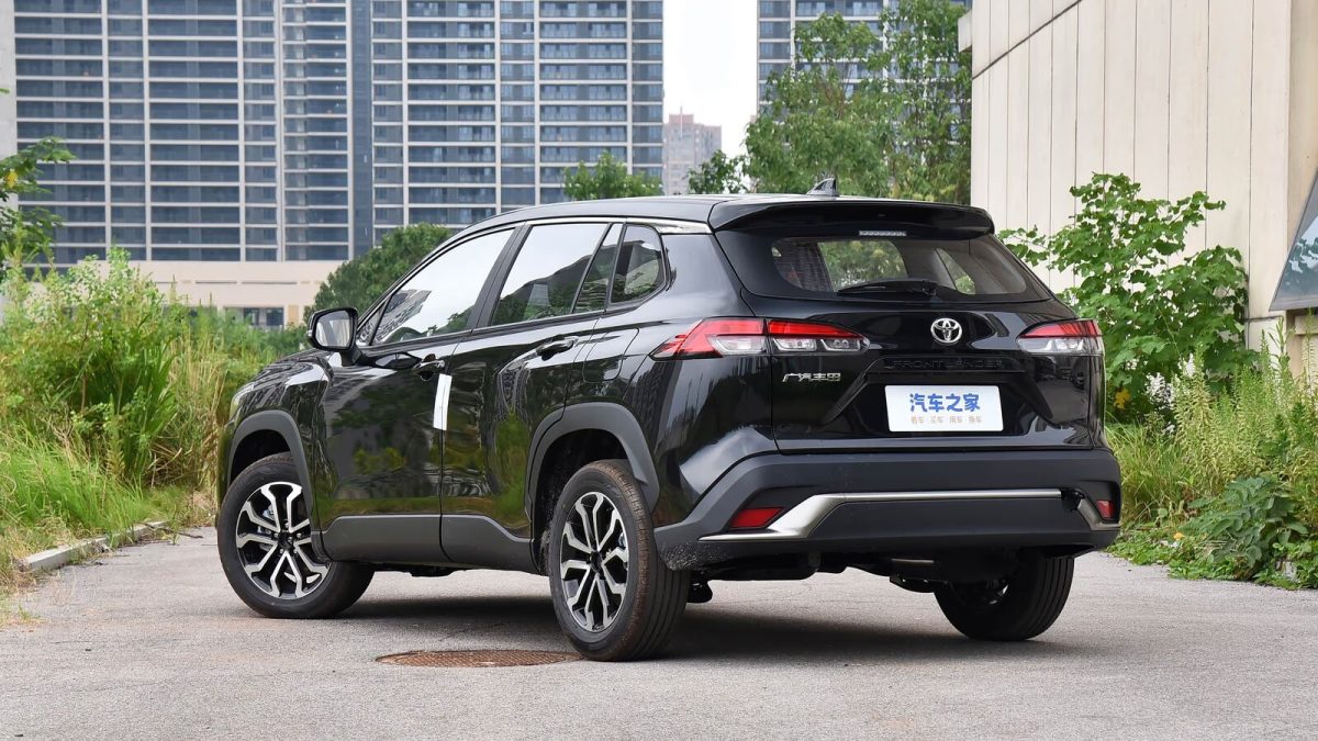 Toyota Frontlander — чёрный кузов сзади в три четверти