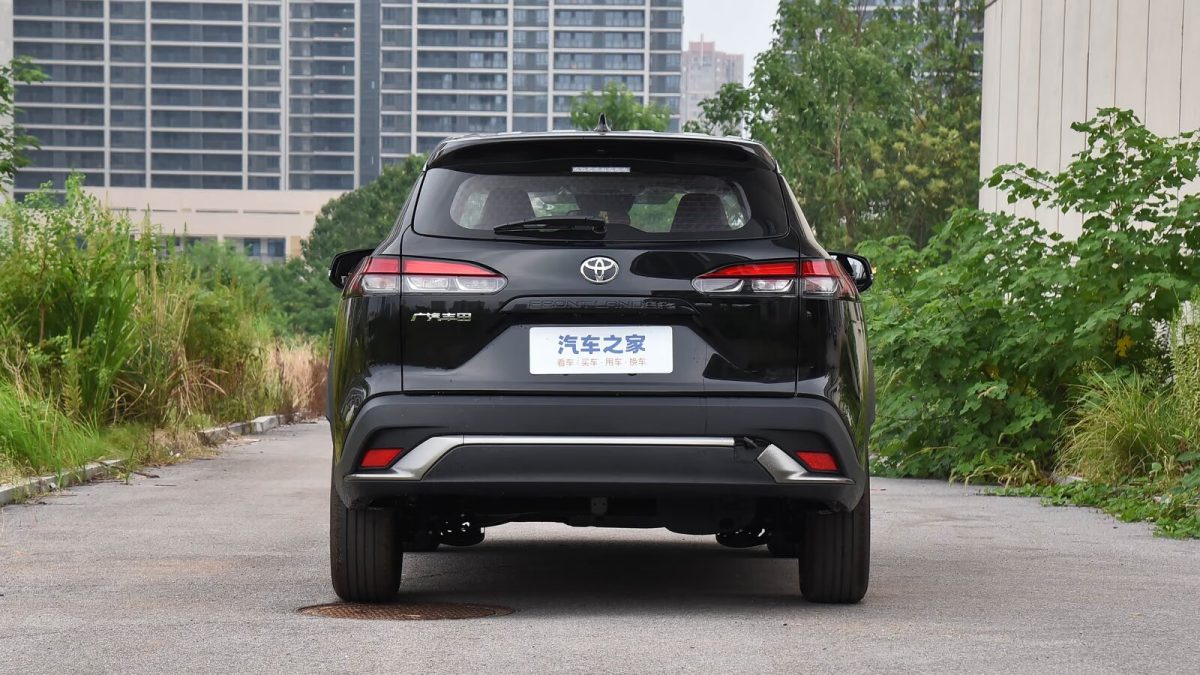 Toyota Frontlander — вид строго сзади