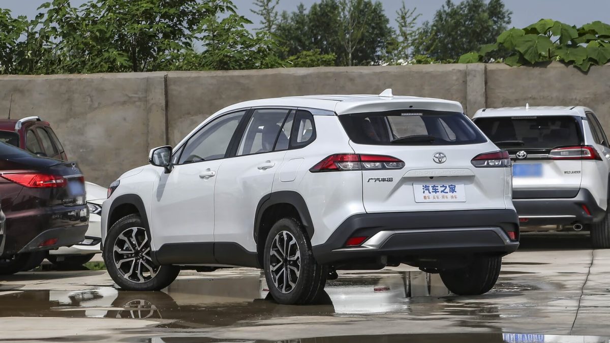 Toyota Frontlander — белый кузов сзади