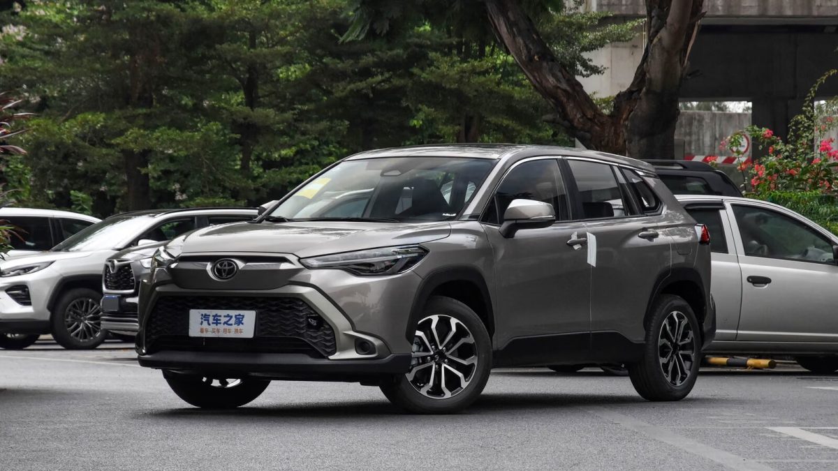 Toyota Frontlander — серый кузов спереди