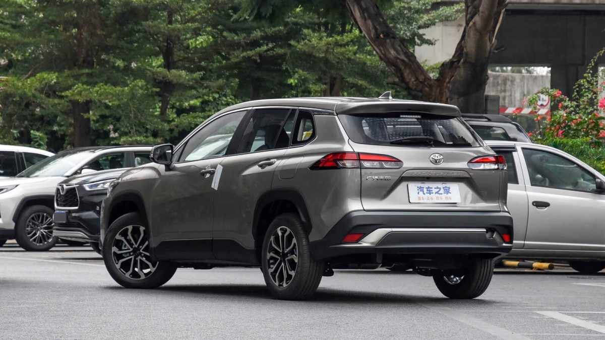 Toyota Frontlander — серый кузов сзади