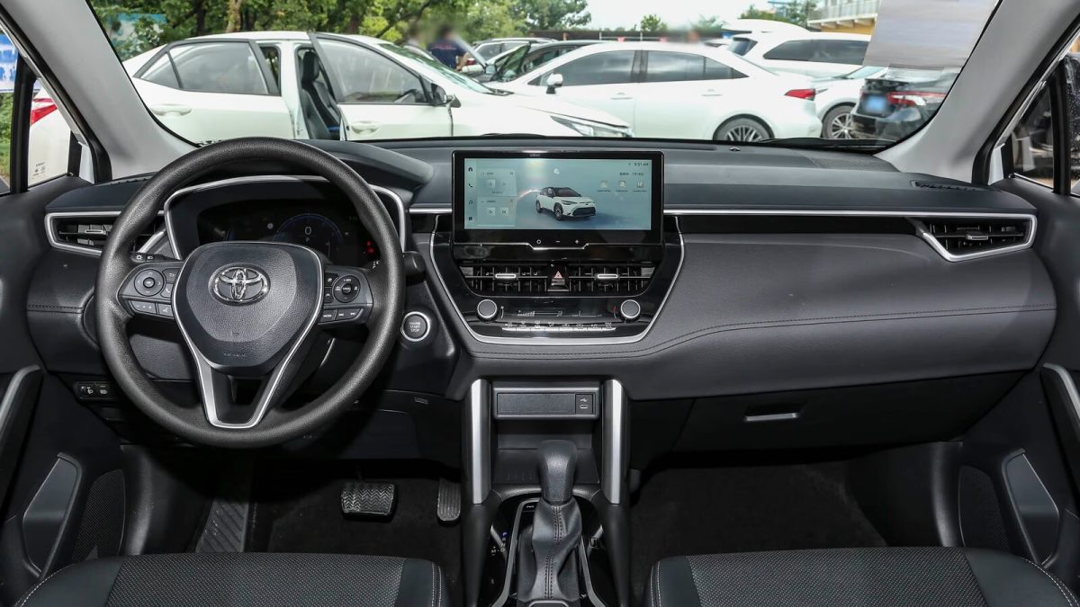 Toyota Frontlander — панорама чёрного леворульного салона