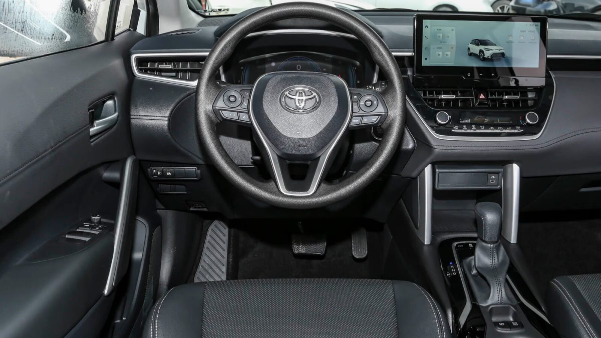 Toyota Frontlander — водительское место (интерьер)