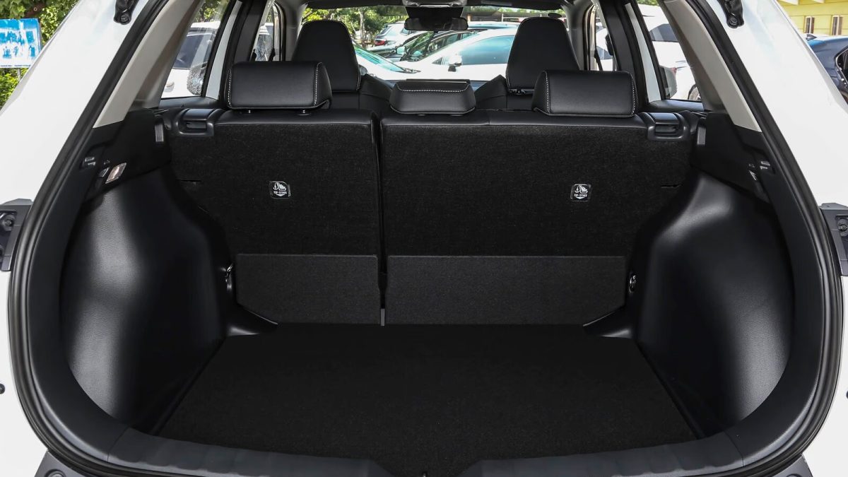 Toyota Frontlander — багажное отделение (интерьер)