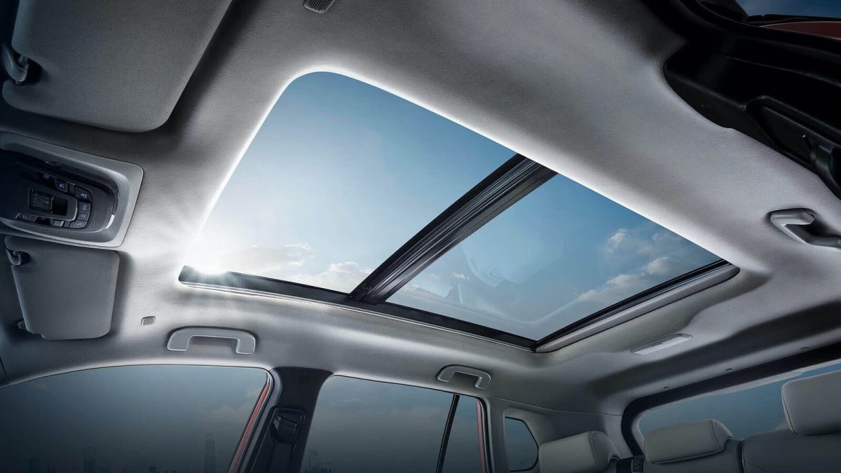 Toyota Frontlander — панорамная крыша (интерьер)