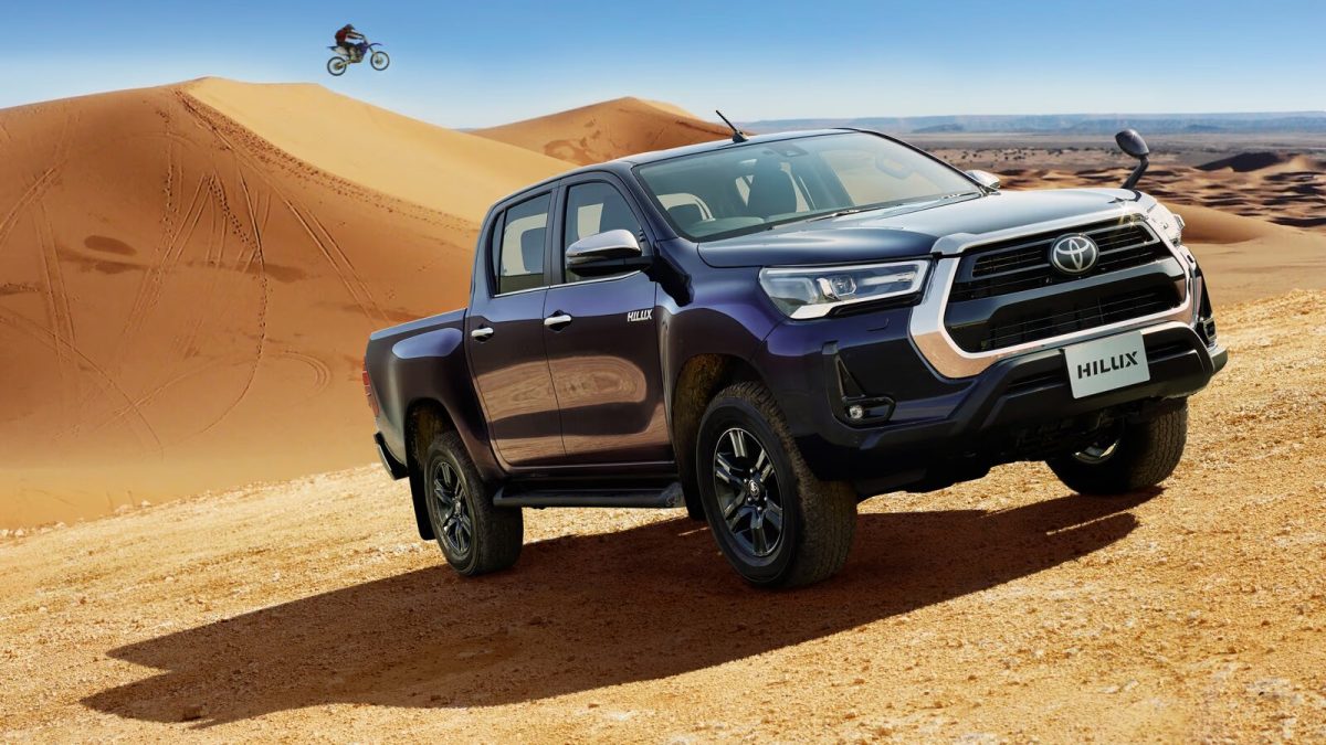 Toyota Hilux — официальный ракурс в пустыне