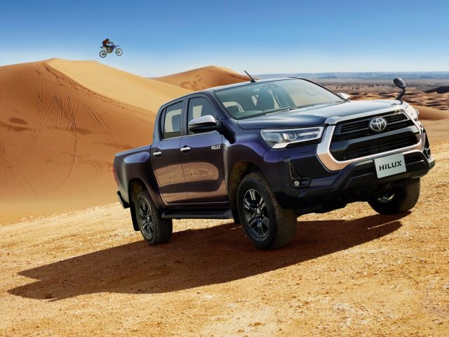 Toyota Hilux — официальный ракурс в пустыне
