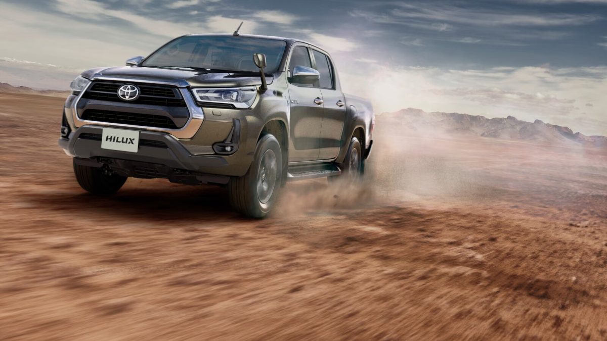 Toyota Hilux — динамический ракурс на грунте