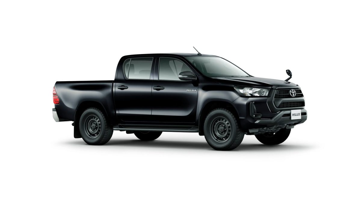 Toyota Hilux — чёрный кузов спереди в три четверти