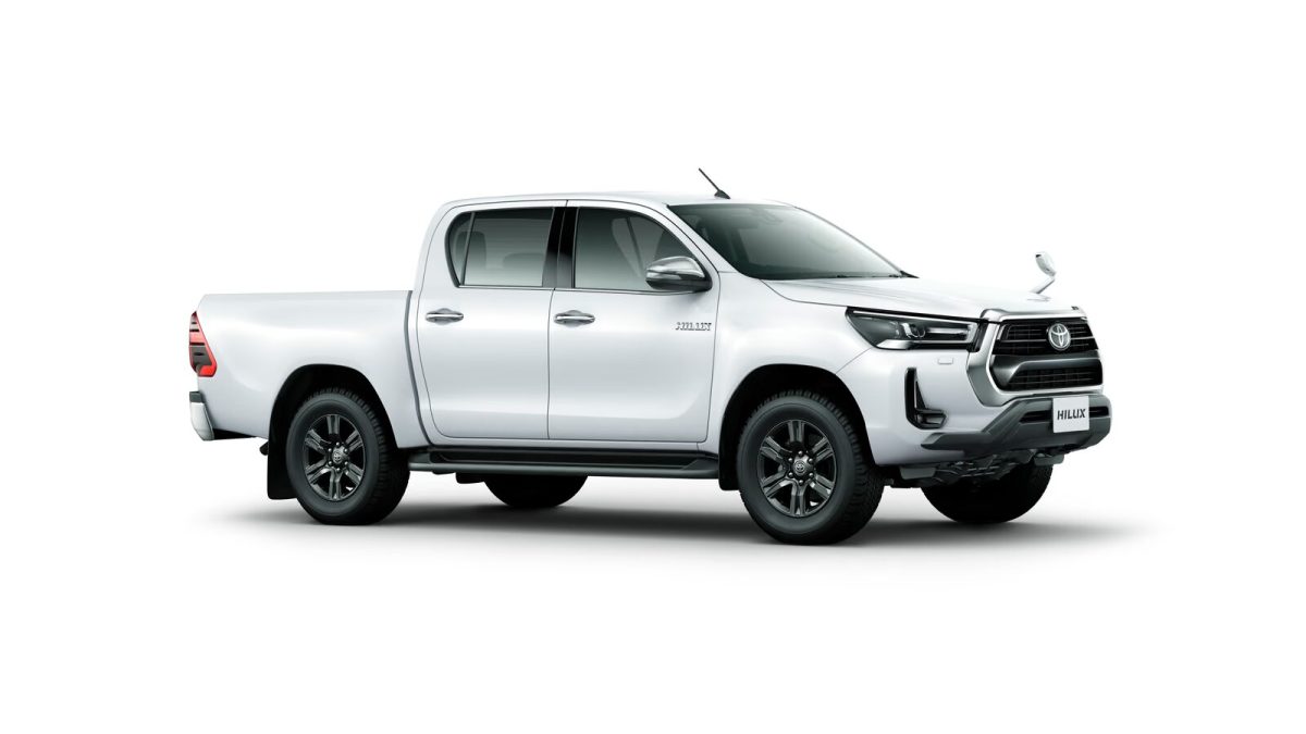 Toyota Hilux — белый кузов спереди в три четверти