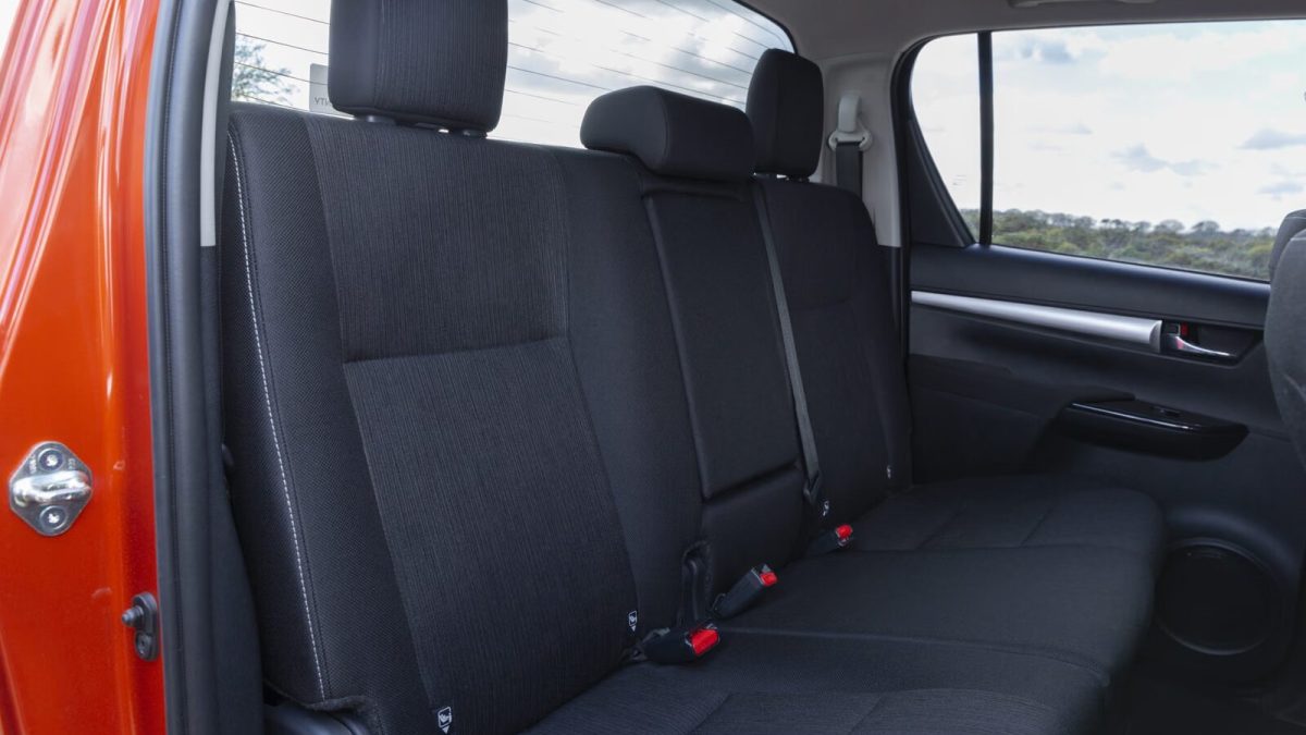 Toyota Hilux — задний диван (интерьер)