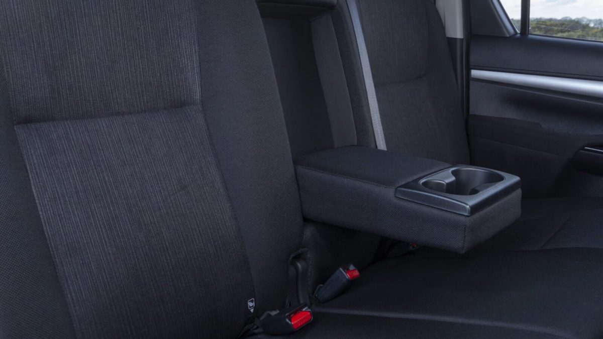 Toyota Hilux — задний подлокотник (интерьер)
