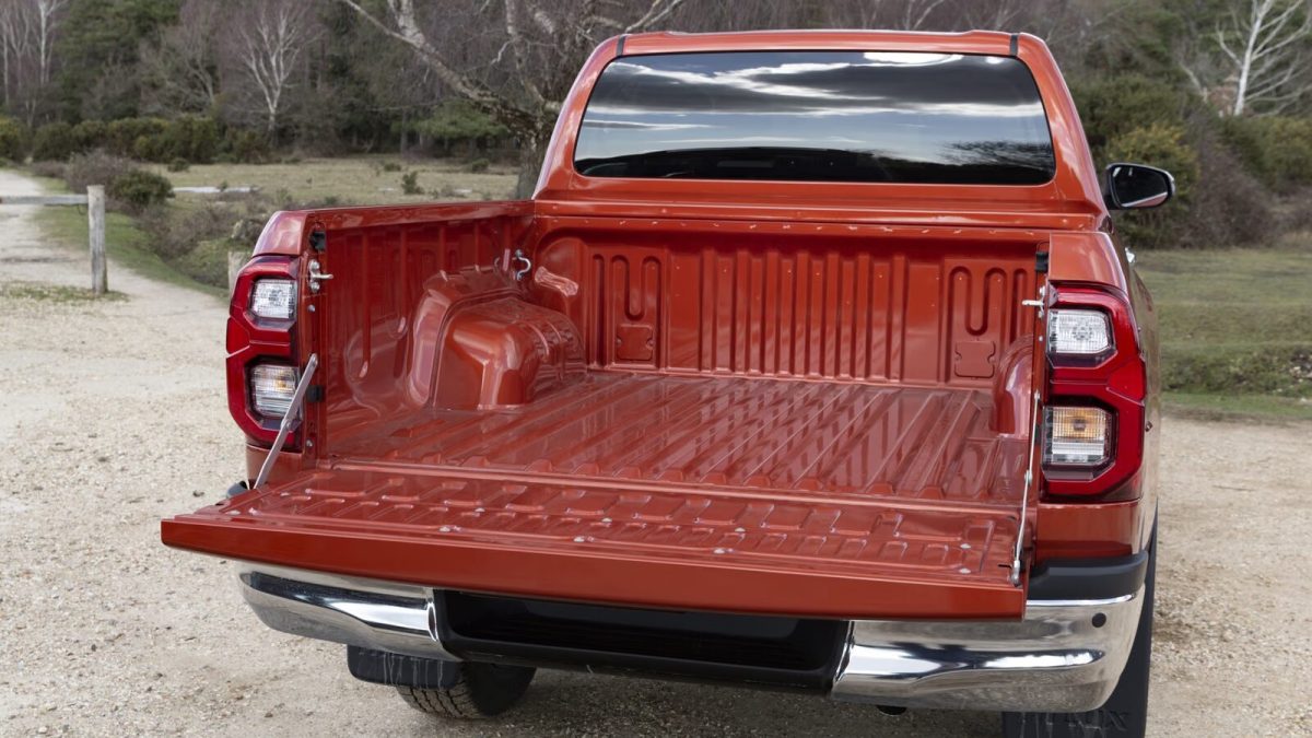 Toyota Hilux — грузовая платформа с открытым бортом