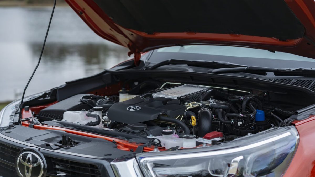 Toyota Hilux — моторный отсек